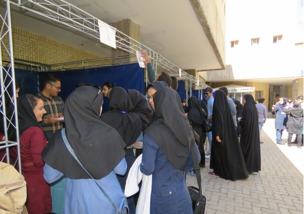 دانشجویان دندانپزشکی شهید بهشتی بازارچه خیریه برپا کردند